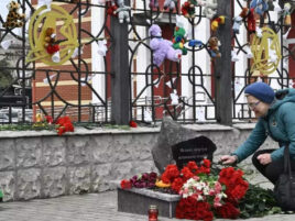 حمله موشکی کراماتورسک: اوکراینی‌ها برای ده‌ها کشته در مرکز راه‌آهن یک سال پیش عزاداری می‌کنند